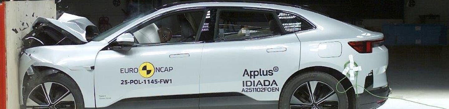 Ein weißes modernes Auto beim Crashtest im Frontalaufprall.