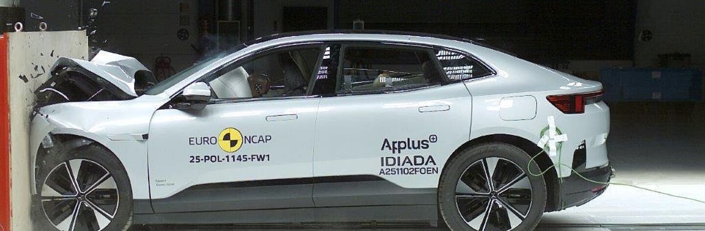 Der Polestar 4 beim Crashtest im Frontalaufprall
