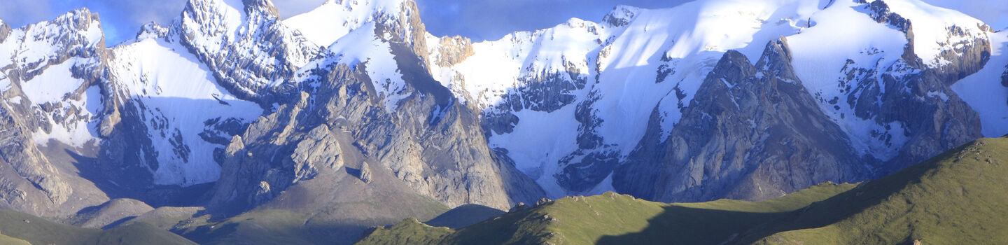 Schneebedeckte Gebirgskette in Kirgisistan