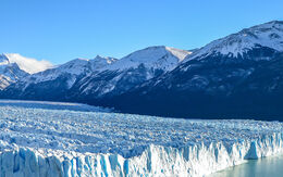 Der Perito Moreno Gletscher in Argentinien, mit seinen schimmernden Eisflächen und dramatischen Eisabbrüchen, ist ein beeindruckendes Schauspiel vor der majestätischen Kulisse der umliegenden Berge.