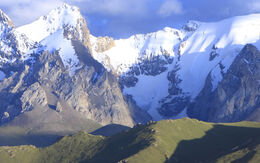 Schneebedeckte Gebirgskette in Kirgisistan