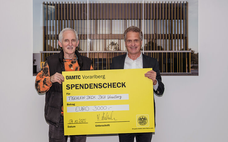 VATC radelt Spende Direktor Kubesch übergibt einen Spendenscheck an Elmar Stüttler