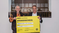 Direktor Kubesch übergibt einen Spendenscheck an Elmar Stüttler