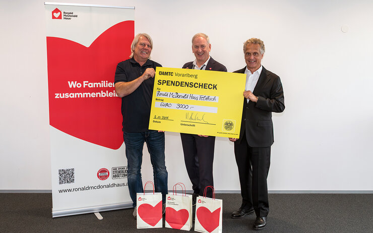 VATC radelt Spendenscheckübergabe an Ronald McDonald Haus Feldkirch (v.l.n.r. Kurt Fercher, Loek Versluis und Direktor Michael Kubesch)