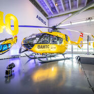 In der Bildmitte sieht man den 40. Hubschrauber vom Typ Airbus Helicopters H135, der in Donauwörth von der ÖAMTC-Flugrettung übernommen wird. Rechts im Bild am Rednerpult Marco Trefanitz, Geschäftsführer der ÖAMTC-Flugrettung.