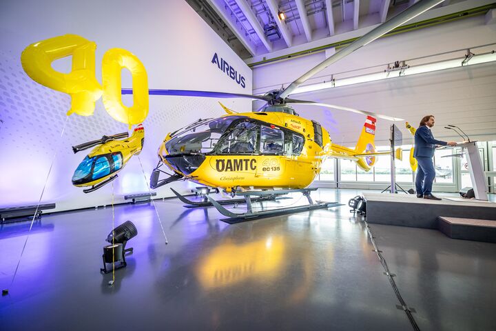In der Bildmitte sieht man den 40. Hubschrauber vom Typ Airbus Helicopters H135, der in Donauwörth von der ÖAMTC-Flugrettung übernommen wird. Rechts im Bild am Rednerpult Marco Trefanitz, Geschäftsführer der ÖAMTC-Flugrettung.