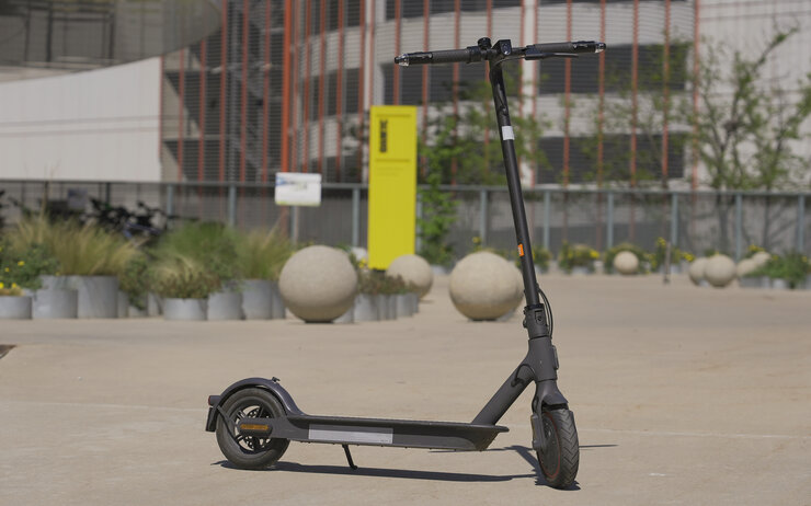 E-Scooter in Ansicht von der Seite
