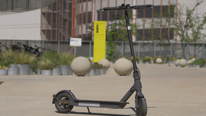 E-Scooter in Ansicht von der Seite