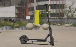 E-Scooter in Ansicht von der Seite