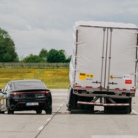 Man sieht ein Ausweichmanöver eines Testfahrzeuges vor einer aufgeblasenen Lkw-Attrappe