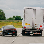 Man sieht ein Ausweichmanöver eines Testfahrzeuges vor einer aufgeblasenen Lkw-Attrappe