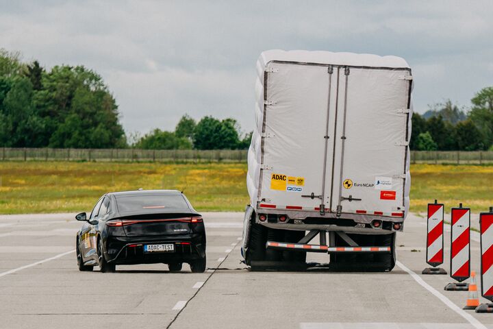 Man sieht ein Ausweichmanöver eines Testfahrzeuges vor einer aufgeblasenen Lkw-Attrappe