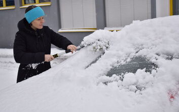 Auto von Schnee und Eis befreien ÖAMTC/Aloisia Gurtner