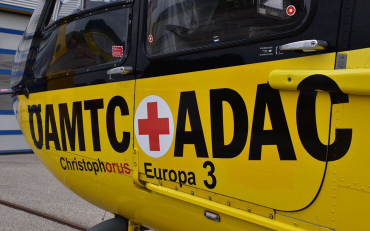 Notzarzthubschrauber Christophorus Europa 3 steht am Stützpunkt. Man sieht groß den Schriftzug Christophorus Europa 3 sowie ÖAMTC und ADAC im Bild.