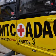 Notzarzthubschrauber Christophorus Europa 3 steht am Stützpunkt. Man sieht groß den Schriftzug Christophorus Europa 3 sowie ÖAMTC und ADAC im Bild.
