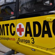 Notzarzthubschrauber Christophorus Europa 3 steht am Stützpunkt. Man sieht groß den Schriftzug Christophorus Europa 3 sowie ÖAMTC und ADAC im Bild.