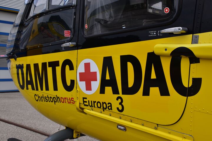 Notzarzthubschrauber Christophorus Europa 3 steht am Stützpunkt. Man sieht groß den Schriftzug Christophorus Europa 3 sowie ÖAMTC und ADAC im Bild.