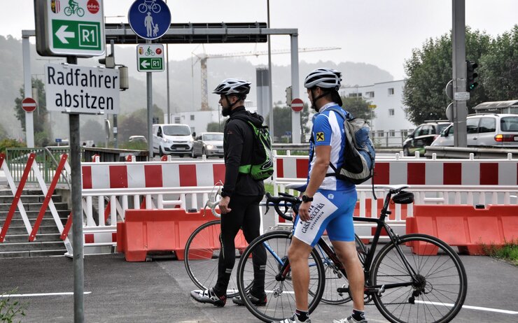 Für Radfahrer heißt es absitzen! Puchenau Unterführung ÖAMTC