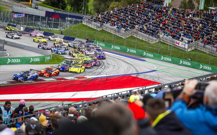 DTM Spielberg Start ©Lucas Pripfl Red Bull Ring Zuseher der DTM auf der Tribüne in Spielberg