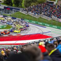 Zuseher der DTM auf der Tribüne in Spielberg