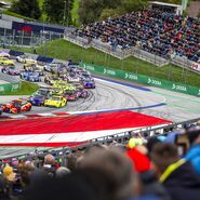 Zuseher der DTM auf der Tribüne in Spielberg