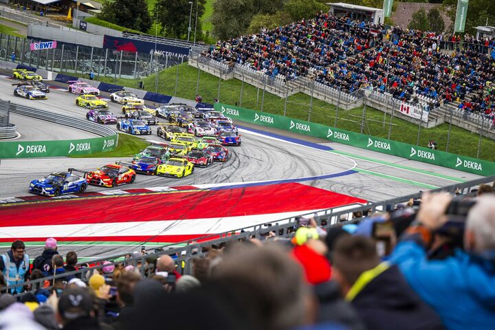 Zuseher der DTM auf der Tribüne in Spielberg