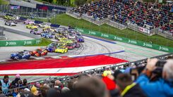 Zuseher der DTM auf der Tribüne in Spielberg