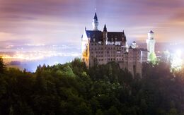 Das Foto zeigt das bayrische Schloss Neu Schwanstein bei Nacht.