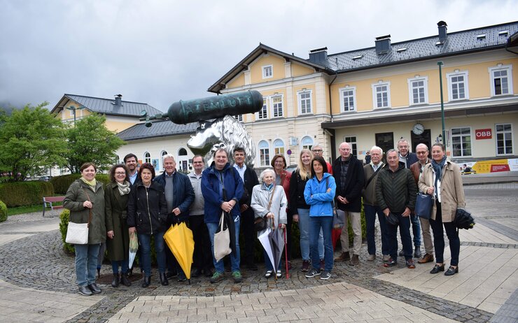 Delegiertenausflug Salzburg 2024 Die teilnehmenden Delegierten und Präsidiumsmitglieder des ÖAMTC Salzburg stehen gemeinsam vor der Statue "Atemluft" der Künstlerin Xenia Hausner, welche im Rahmen des Kulturhauptstadt-Jahres am Bad Ischler Bahnhofsvorplatz errichtet wurde.