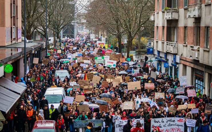 Demo in Frankreich Blick auf eine Demonstration in Frankreich mit einer dichten Menschenmenge, die mit Plakaten und Slogans durch eine Straße zieht