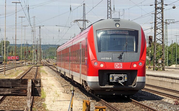 Auf dem Foto ist eine rote Bahngarnitur der Deutschen Bahn zu sehen.