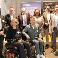 Das Foto ist ein Gruppenfoto auf dem mehrere Menschen zu sehen sind.