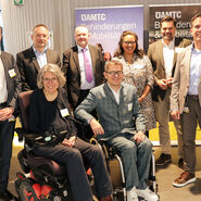 Das Foto ist ein Gruppenfoto auf dem mehrere Menschen zu sehen sind.