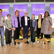 Auf dem Foto sind stehende Menschen auf einer Bühne zu sehen. Im Hintergrund sind Aufsteller mit dem Schriftzug "ÖAMTC Dialog Forum Vielfalt" zu sehen.