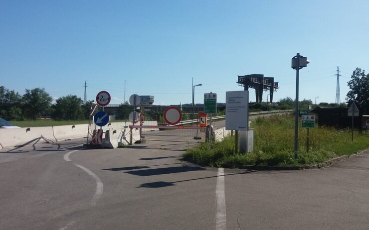 Brücke, die mit Schranken und Fahrverbotsschild gesperrt ist.