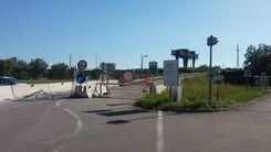 Brücke, die mit Schranken und Fahrverbotsschild gesperrt ist.