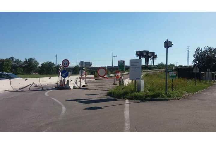 Brücke, die mit Schranken und Fahrverbotsschild gesperrt ist.
