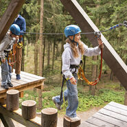 Kinder im Kletterpark am Baumkronenweg.