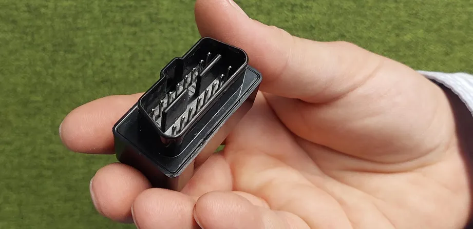 Eine Hand in Großaufnahme zeigt einen Dongle.