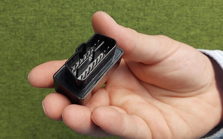 Eine Hand in Großaufnahme zeigt einen Dongle.