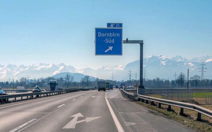 Rheintal Autobahn mit Hinweisschild Abfahrt Dornbirn Süd
