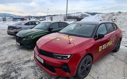 Drei Elektroautos stehen in Winterlandschaft nebeneinander