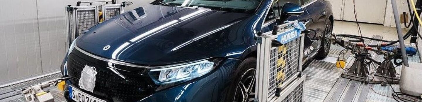 Ein dunkles Auto in der Testumgebung.