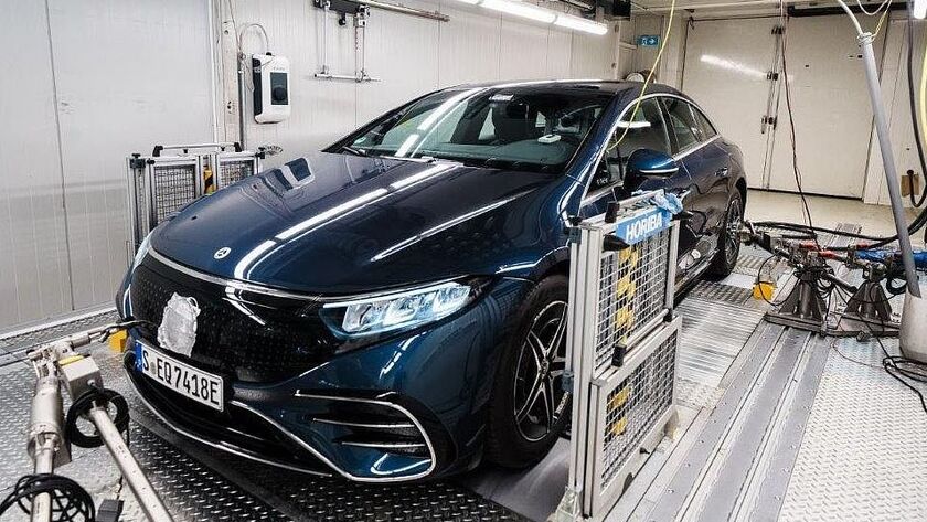 Ein dunkles Auto in der Testumgebung.