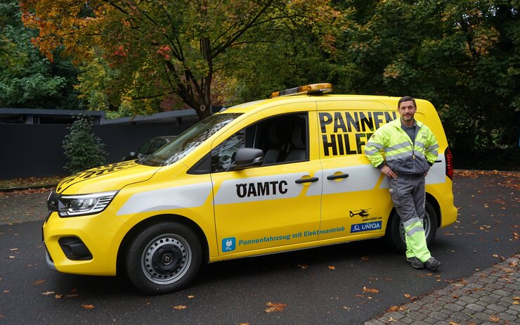 Pannenhelfer Max Deubl ist im Großraum Linz mit einem elektrisch betriebenen Pannenfahrzeug unterwegs. E-Pannenauto ÖAMTC.jpg ÖAMTC OÖ