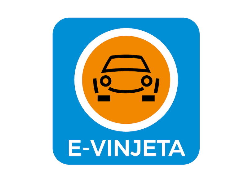 Ein Symbol für die elektronische Vignette (E-Vinjeta) in Slowenien. Der Hintergrund der Grafik ist hellblau, in der Mitte ein oranger Kreis mit einem gezeichneten Auto, unterhalb steht in weißer Schrift E-Vinjeta.