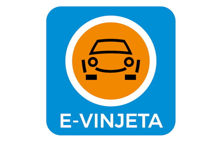 Ein Symbol für die elektronische Vignette (E-Vinjeta) in Slowenien. Der Hintergrund der Grafik ist hellblau, in der Mitte ein oranger Kreis mit einem gezeichneten Auto, unterhalb steht in weißer Schrift E-Vinjeta.