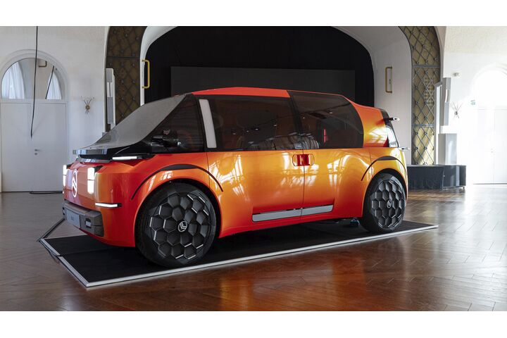 Der Citroen Elo. Er ist Orange, seitlich fotografiert. Er ist sehr futuristisch.