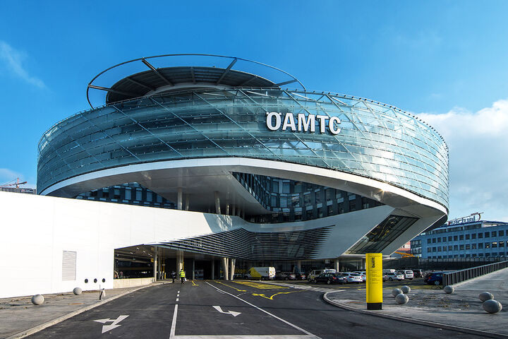 Das ÖAMTC Mobilitätszentrum: Ein großes, rundes und modernes Gebäude mit Zufahrtsstraße.
