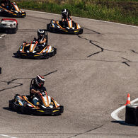 Bild einer Gruppe von Karts, die um die Strecke der Experience World Saalfelden düsen